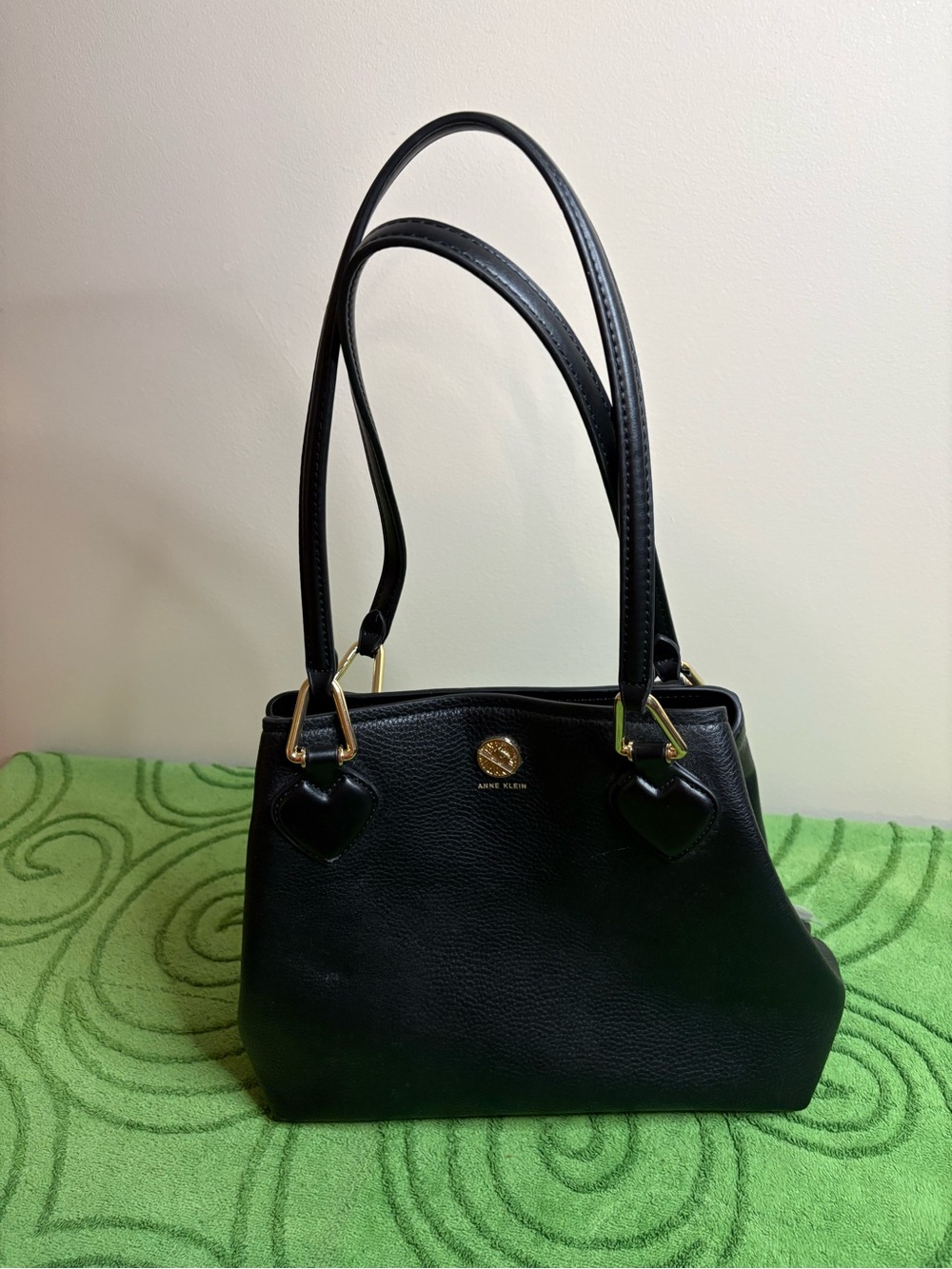 Anne Klein A Hinge 4 Poster Black
Tote Bag with gold hardware, material is PU